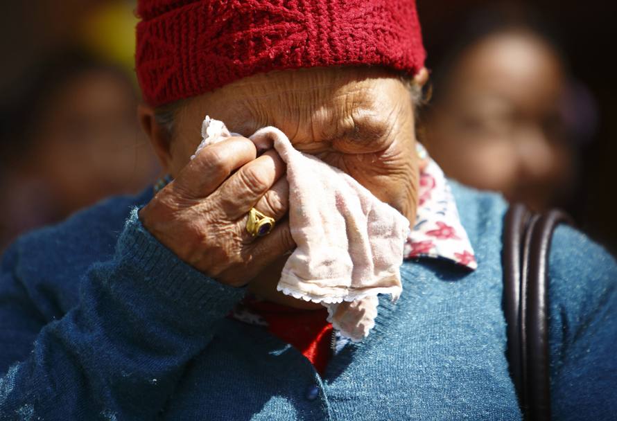 Il dolore della madre di Kaji Sherpa, una delle guide che hanno perso la vita sotto la valanga. Reuters